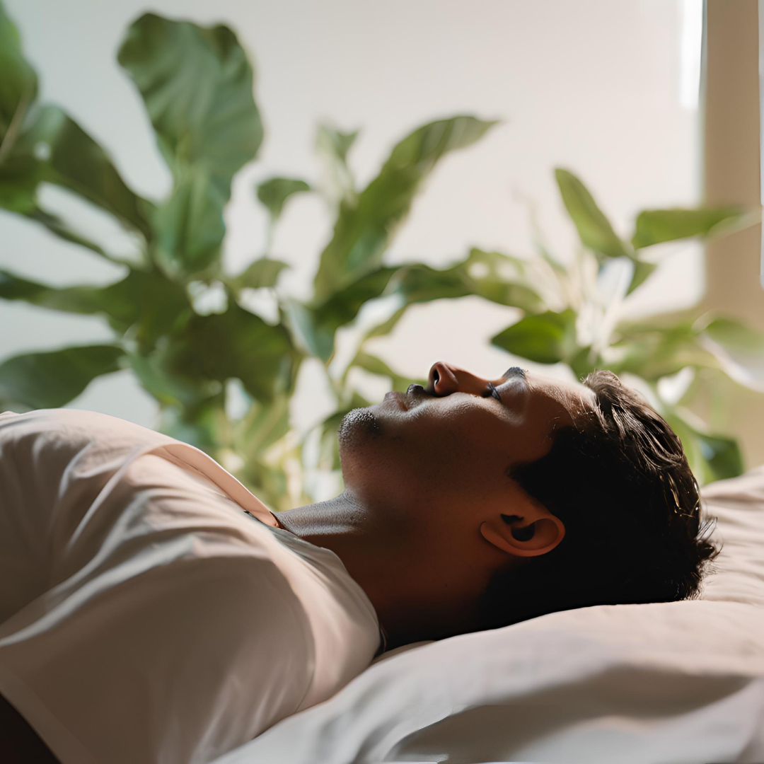 Homem em processo de introspecção profunda, deitado em ambiente zen.